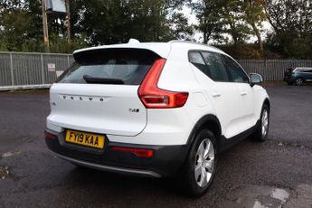 VOLVO XC40 2.0 T4 Momentum (Pan Roof) SUV 5dr Petrol Auto AWD Euro 6 (s/s) 