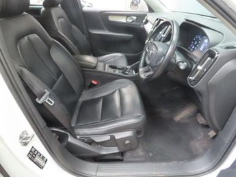 VOLVO XC40 2.0 T4 Momentum (Pan Roof) SUV 5dr Petrol Auto AWD Euro 6 (s/s) 