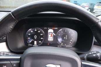 VOLVO XC40 2.0 T4 Momentum (Pan Roof) SUV 5dr Petrol Auto AWD Euro 6 (s/s) 