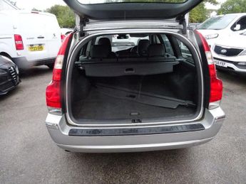 VOLVO V70 2.4 SE Estate 5dr Petrol Manual (221 g/km, 170 bhp)