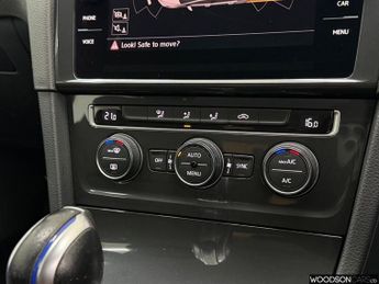 VOLKSWAGEN E-GOLF 35.8kWh e-Golf Hatchback 5dr Electric Auto (136 ps)
