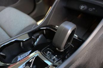 VOLVO XC40 2.0 B4 MHEV Plus Dark SUV 5dr Petrol Hybrid DCT Auto Euro 6 (s/s