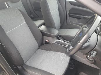 FORD FOCUS 1.6 Zetec Hatchback 5dr Petrol Automatic (184 g/km, 99 bhp)