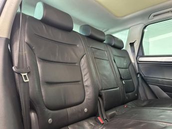 VOLKSWAGEN TOUAREG 3.0 TDI V6 BlueMotion Tech R-Line SUV 5dr Diesel Tiptronic 4WD E