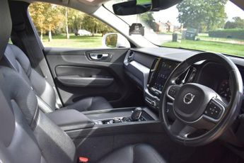 VOLVO XC60 2.0 B4 MHEV Momentum SUV 5dr Diesel Hybrid Auto Euro 6 (s/s) (19
