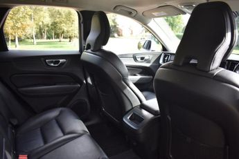 VOLVO XC60 2.0 B4 MHEV Momentum SUV 5dr Diesel Hybrid Auto Euro 6 (s/s) (19