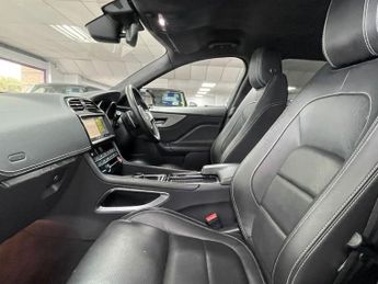 JAGUAR F-PACE 2.0 D180 R-Sport SUV 5dr Diesel Auto AWD Euro 6 (s/s) (180 ps)