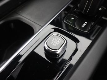 VOLVO XC60 2.0 B4 MHEV R-Design SUV 5dr Diesel Hybrid Auto AWD Euro 6 (s/s)