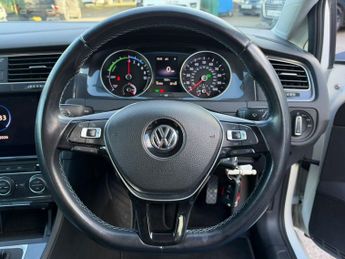 VOLKSWAGEN E-GOLF 35.8kWh e-Golf Hatchback 5dr Electric Auto (136 ps)