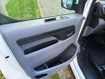 VAUXHALL Vivaro Electric 3100 75kWh Dynamic Panel Van 5dr Electric Auto L1 H1 (136 ps)