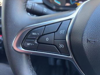 RENAULT CAPTUR 1.6 E-TECH evolution SUV 5dr Petrol Hybrid Auto Euro 6 (s/s) (14