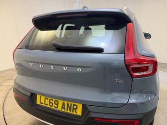 VOLVO XC40 2.0 T4 Momentum SUV 5dr Petrol Auto Euro 6 (s/s) (190 ps)