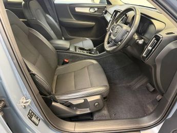 VOLVO XC40 2.0 T4 Momentum SUV 5dr Petrol Auto Euro 6 (s/s) (190 ps)