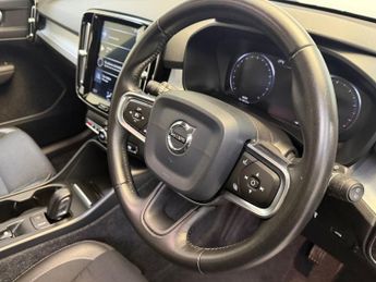 VOLVO XC40 2.0 T4 Momentum SUV 5dr Petrol Auto Euro 6 (s/s) (190 ps)