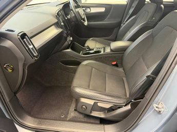 VOLVO XC40 2.0 T4 Momentum SUV 5dr Petrol Auto Euro 6 (s/s) (190 ps)