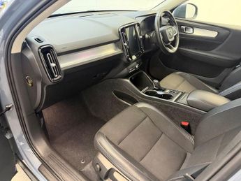 VOLVO XC40 2.0 T4 Momentum SUV 5dr Petrol Auto Euro 6 (s/s) (190 ps)