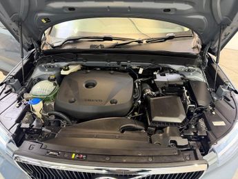 VOLVO XC40 2.0 T4 Momentum SUV 5dr Petrol Auto Euro 6 (s/s) (190 ps)