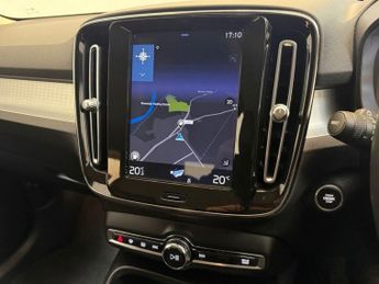VOLVO XC40 2.0 T4 Momentum SUV 5dr Petrol Auto Euro 6 (s/s) (190 ps)