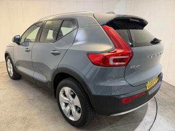 VOLVO XC40 2.0 T4 Momentum SUV 5dr Petrol Auto Euro 6 (s/s) (190 ps)