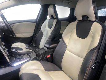 VOLVO V40 CROSS COUNTRY 1.6 D2 Lux Hatchback 5dr Diesel Powershift Euro 5 (s/s) (115 ps)