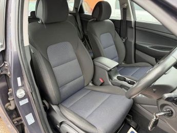 HYUNDAI TUCSON 2.0 CRDi SE Nav SUV 5dr Diesel Auto 4WD Euro 6 (185 ps)