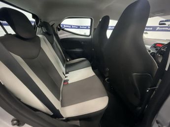 TOYOTA AYGO 1.0 VVT-i x-play Hatchback 5dr Petrol Manual Euro 6 (68 ps) - AA