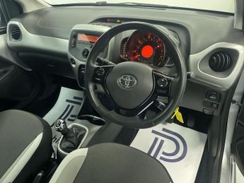TOYOTA AYGO 1.0 VVT-i x-play Hatchback 5dr Petrol Manual Euro 6 (68 ps) - AA