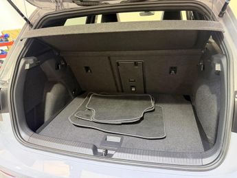 VOLKSWAGEN GOLF 1.5 eTSI MHEV R-Line Hatchback 5dr Petrol Hybrid DSG Euro 6 (s/s