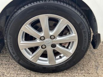 TOYOTA YARIS 1.5 VVT-h T4 Hatchback 5dr Petrol Hybrid CVT Euro 5 (101 ps)