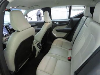 VOLVO XC40 2.0 B4 MHEV Inscription SUV 5dr Petrol Hybrid Auto Euro 6 (s/s) 