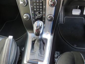 VOLVO V40 1.5 T2 R-Design Hatchback 5dr Petrol Auto Euro 6 (s/s) (122 ps)
