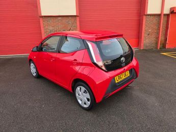 TOYOTA AYGO 1.0 VVT-i x-play Hatchback 5dr Petrol Manual Euro 6 (68 ps)