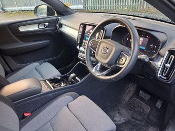 VOLVO XC40 2.0 B3 MHEV Plus Dark SUV 5dr Petrol Hybrid DCT Auto Euro 6 (s/s