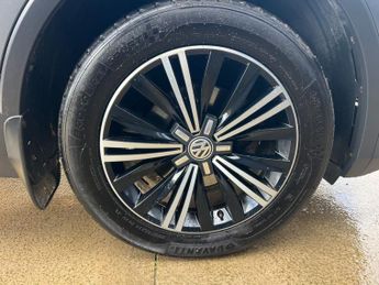 VOLKSWAGEN TIGUAN 2.0 TDI BlueMotion Tech SE Navigation SUV 5dr Diesel DSG 4Motion