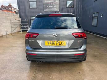 VOLKSWAGEN TIGUAN 2.0 TDI BlueMotion Tech SE Navigation SUV 5dr Diesel DSG 4Motion