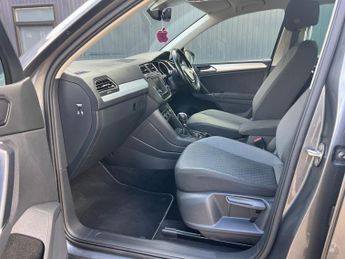VOLKSWAGEN TIGUAN 2.0 TDI BlueMotion Tech SE Navigation SUV 5dr Diesel DSG 4Motion