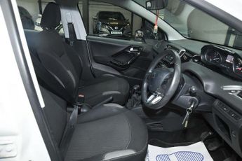 PEUGEOT 208 1.2 PureTech XS Lime Hatchback 5dr Petrol Manual Euro 6 (82 ps)