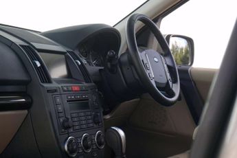 Land Rover FREELANDER 2 2.2 SD4 HSE SUV 5dr Diesel CommandShift 4WD Euro 5 (190 ps)