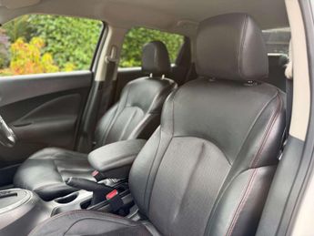 Nissan Juke 1.6 Tekna SUV 5dr Petrol CVT Euro 5 (117 ps)