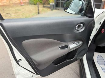 Nissan Juke 1.6 Tekna SUV 5dr Petrol CVT Euro 5 (117 ps)