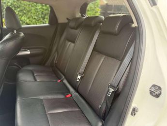 Nissan Juke 1.6 Tekna SUV 5dr Petrol CVT Euro 5 (117 ps)