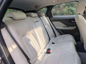 JAGUAR F-PACE 2.0 F-PACE Portfolio AWD D Auto 4WD 5dr