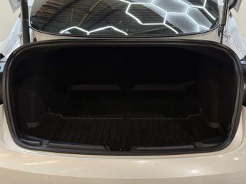 TESLA MODEL 3 Model 3 Standard Range + 4dr