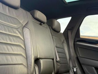 VOLKSWAGEN TOUAREG 3.0 Touareg V6 R-Line Tech TDI Auto 4WD 5dr