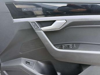 VOLKSWAGEN TOUAREG 3.0 Touareg V6 R-Line Tech TDI Auto 4WD 5dr