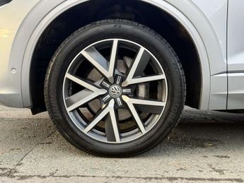 VOLKSWAGEN TOUAREG 3.0 Touareg V6 R-Line Tech TDI Auto 4WD 5dr