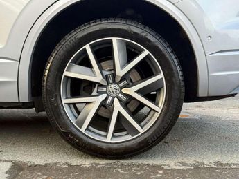 VOLKSWAGEN TOUAREG 3.0 Touareg V6 R-Line Tech TDI Auto 4WD 5dr
