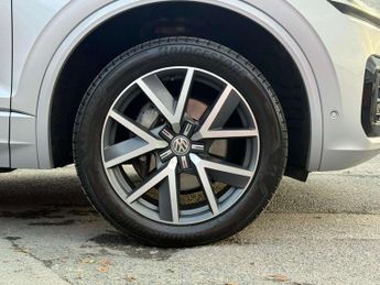 VOLKSWAGEN TOUAREG 3.0 Touareg V6 R-Line Tech TDI Auto 4WD 5dr