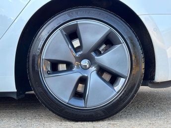 TESLA MODEL 3 Model 3 Standard Range + 4dr