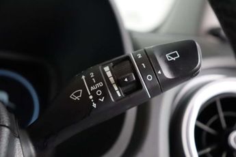 Hyundai KONA 64kWh Premium SUV 5dr Electric Auto (10.5kW Charger) (204 ps)